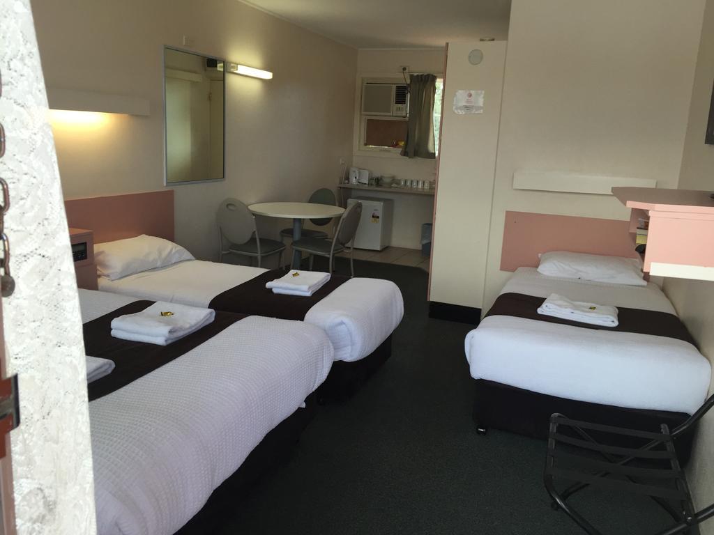 Caloundra Suncourt Motel Room photo